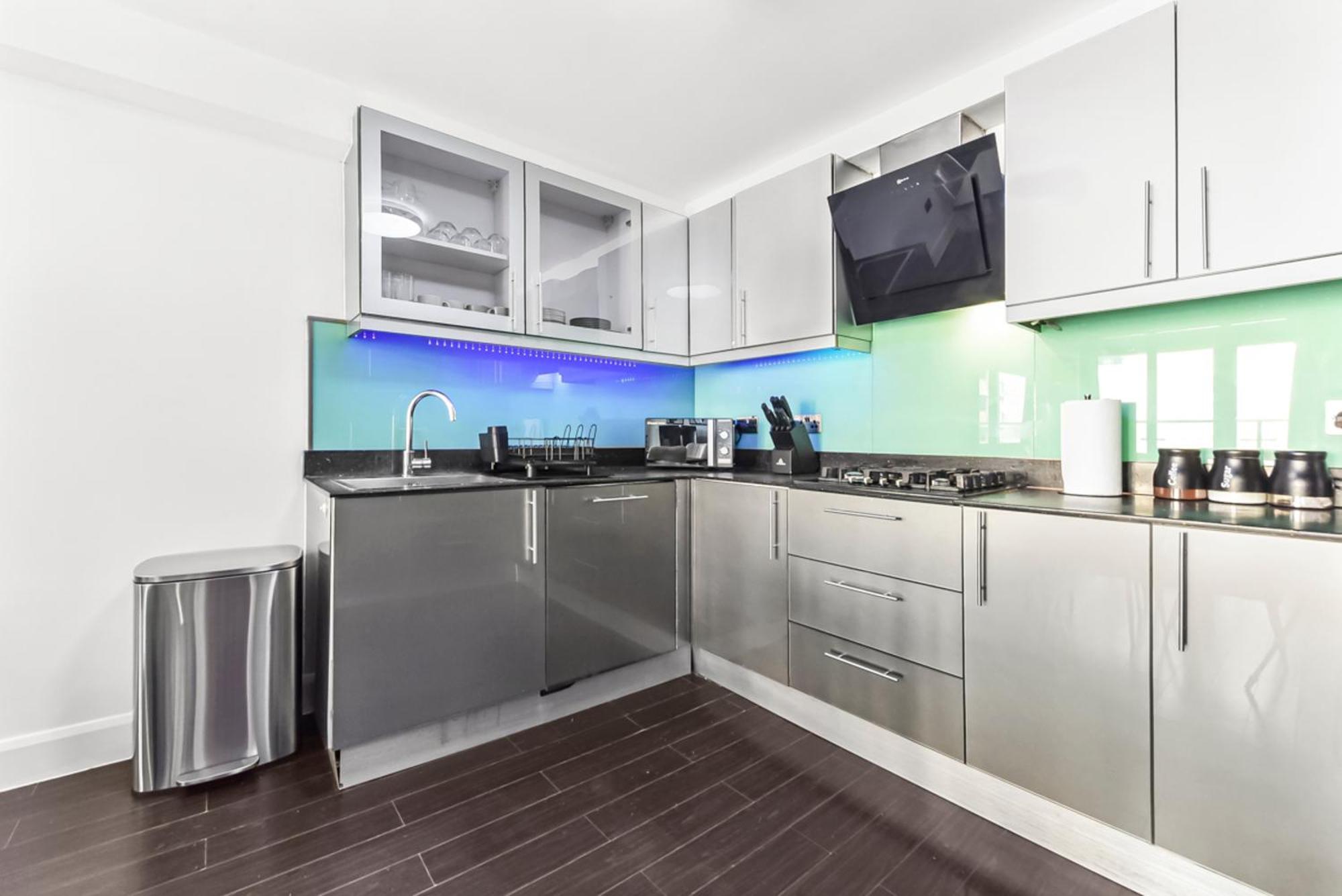 Stylish 2b 2b Heart Of Canary Wharf Londres