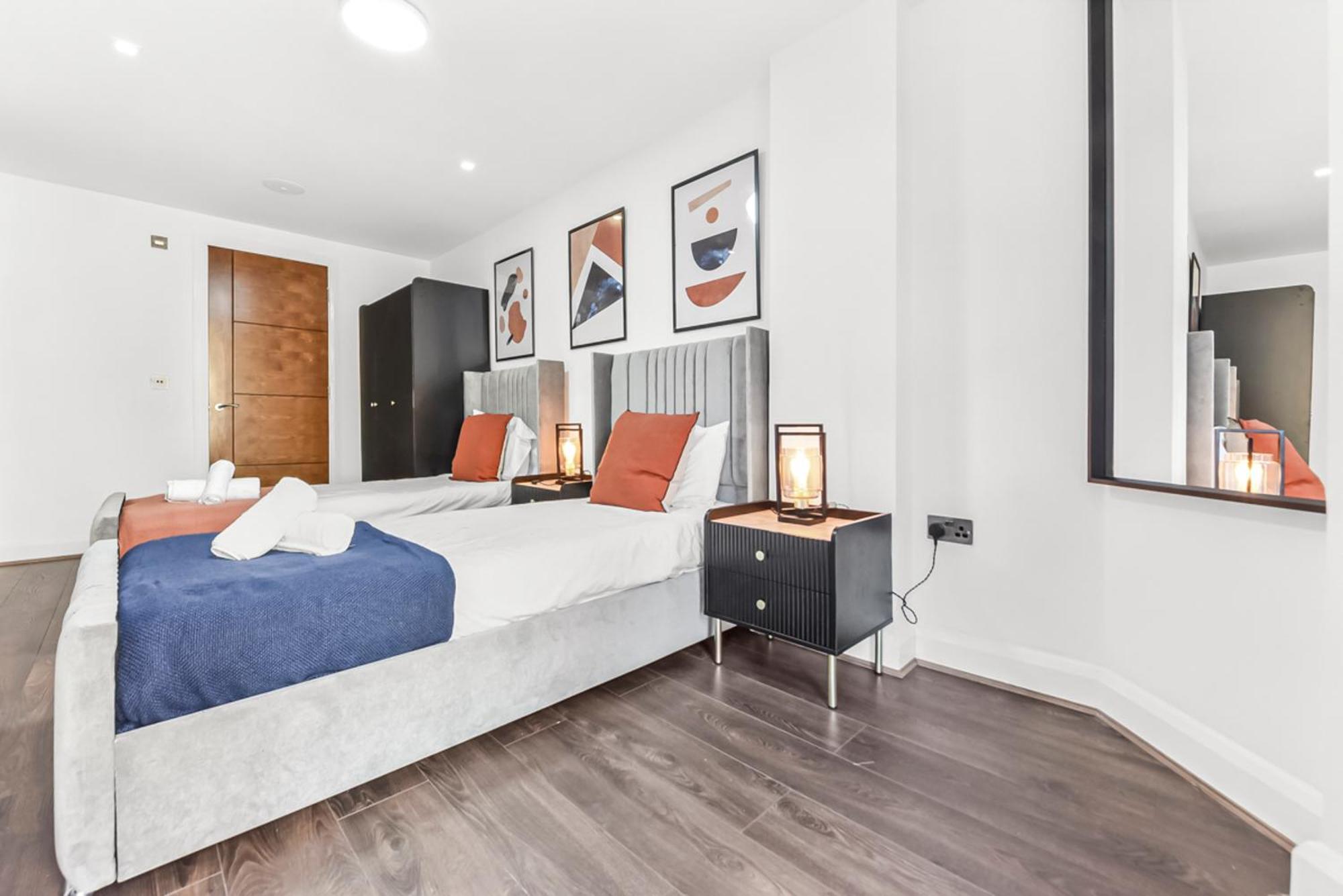 Stylish 2b 2b Heart Of Canary Wharf * Londres